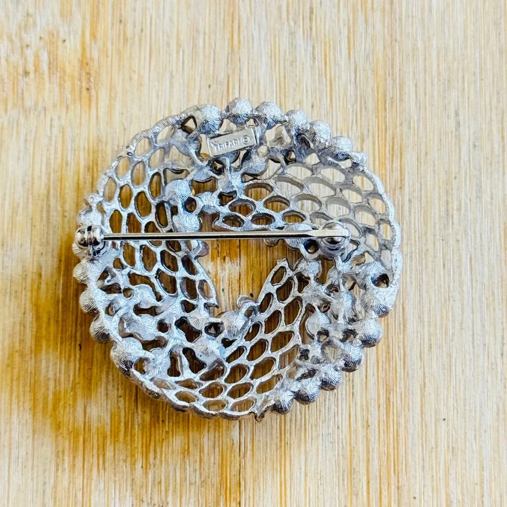 Crown Trifari VTG Signed Rhinestone Pin Brooch Silver Round Swirl Wave‎ Elegant